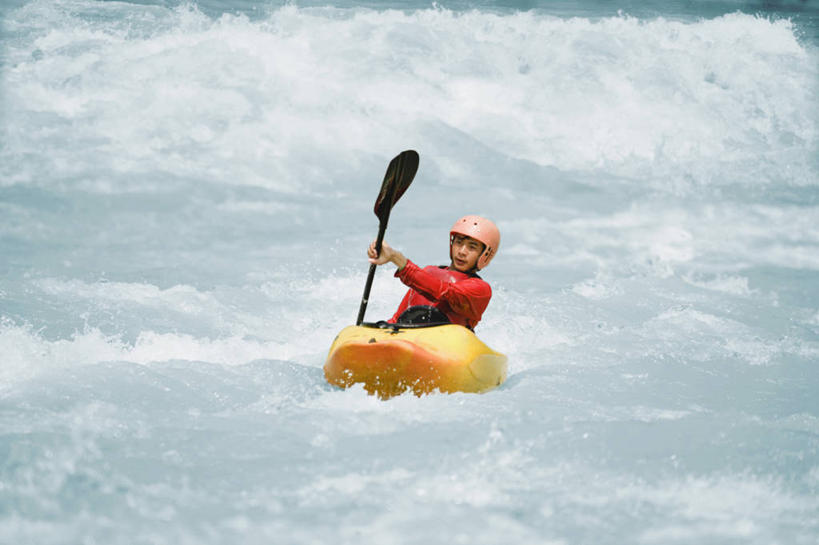 皮划艇,成年人,一个人,横图,室外,白天,河流,印度,亚洲,仅一个男性,仅一个人,救生衣,头饰,仅一个年轻男性,运输,摄影,桨,南亚,印度共和国,恒河,印度次大陆,冒险,危险,男人,男性,年轻男性,印度人,年轻人,半身,彩图,乌塔兰契尔邦,皮船