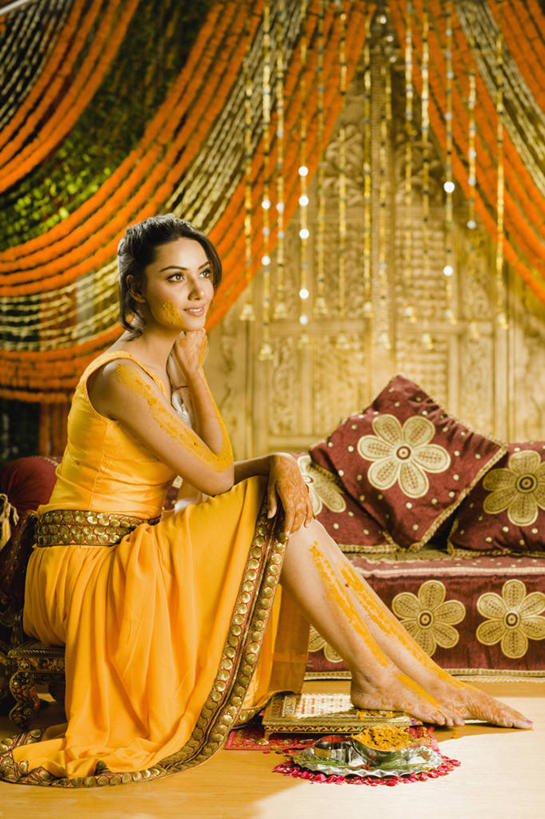 成年人,一个人,坐,微笑,竖图,室内,侧面,沙发,印度,仅一个年轻女性,仅一个女性,仅一个人,花环,脚凳,首都,餐盘,黄色,向上看,思考,赤脚,摄影,吧椅,享乐,染料,印度文化,新德里,软垫,年轻女性,女人,女性,印度人,年轻人,彩图,美人