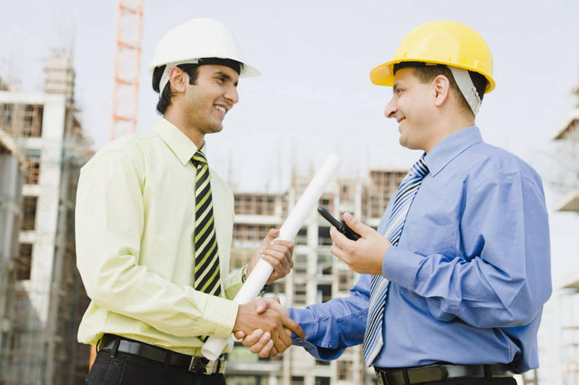 成年人,中年人,两个人,商务人士,建筑师,商务男性,站,握手,微笑,横图,室外,白天,侧面,衬衫,商务,快乐,通讯,友谊,合作,团队,信心,建筑业,建筑,印度,套装,头饰,领带,拿着,脚手架,安全帽,建筑工地,职业,面对面,同意,卷起,摄影,企业,公司,问候,商务装,合伙,蓝图,工薪阶层,计划书,无线电技术,哈里亚纳邦,年轻男性,中年男性,印度人,年轻人,白领,上班族,半身,彩图,衬衣,工头