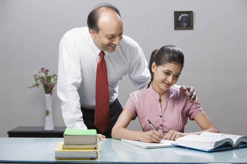 成年人,中年人,老年人,两个人,家庭,父亲,女儿,站,微笑,横图,室内,白天,正面,快乐,印度,连接,弯腰,正装,首都,家庭作业,温暖,温馨,一家人,搭,摄影,协助,和睦,搭着,新德里,老年男性,男性,年轻女性,女性,印度人,年轻人,彩图,融洽