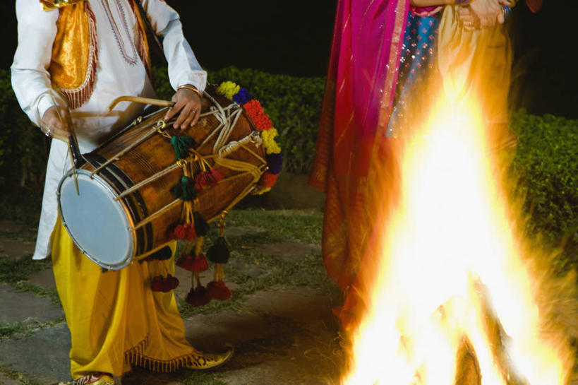 成年人,两个人,横图,室外,夜晚,印度,表演,庆祝,火焰,鼓,首都,燃烧,音乐,摄影,音乐人,印度文化,新德里,年轻男性,年轻女性,印度人,年轻人,彩图,传统服装,舞蹈,营火,传统文化,传统节日
