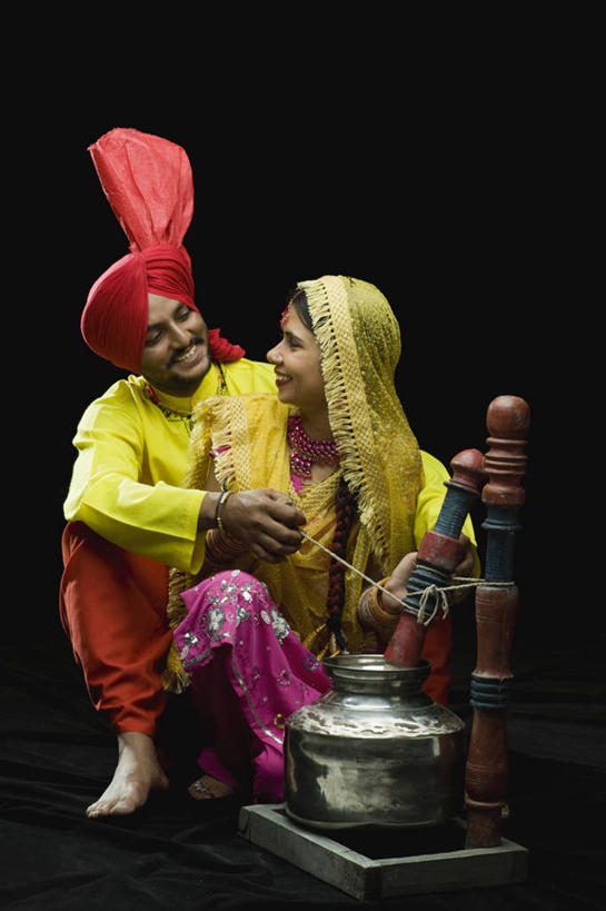 成年人,两个人,坐,微笑,竖图,彩色,快乐,友谊,黑色背景,头巾,头饰,拿着,设备,表演者,物品,发饰,赤脚,摄影,五颜六色,幽默,色彩斑斓,肖像,五彩缤纷,印度文化,纱丽,五彩斑斓,五光十色,年轻男性,年轻女性,印度人,年轻人,说话,彩图,影棚拍摄,传统服装,传统文化,宝莱坞