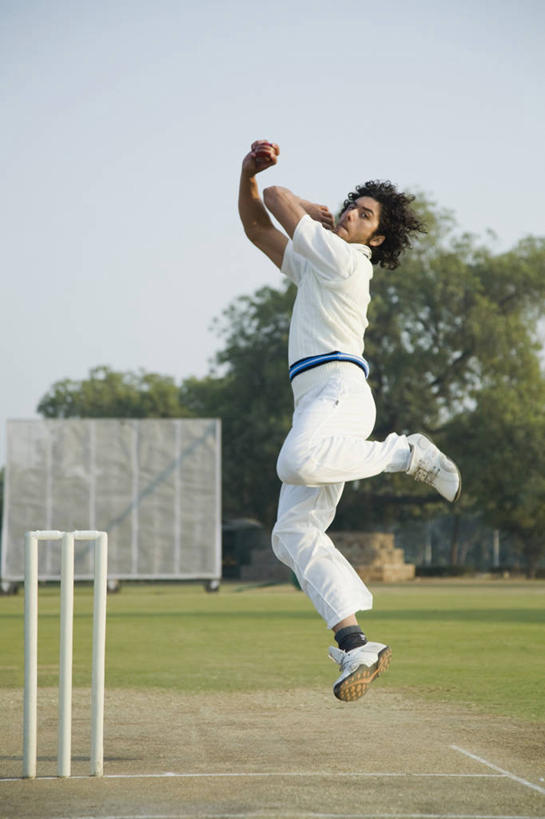 成年人,头发,一个人,跳,竖图,室外,白天,侧面,运动服,运动,印度,仅一个男性,仅一个人,首都,半空,仅一个年轻男性,黑色,活力,摄影,生活方式,活动,瞄准,万里无云,新德里,敌对,男人,男性,年轻男性,印度人,年轻人,扔,彩图,板球运动员