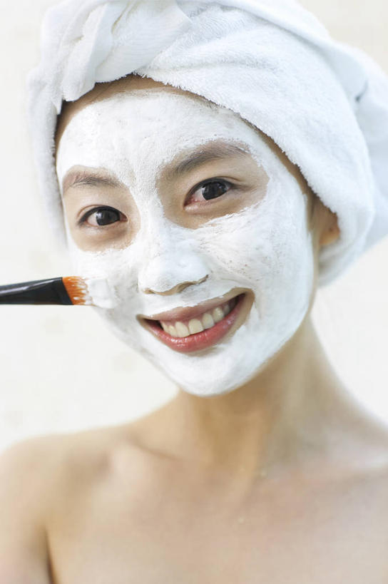 东方人,脸,头,脸颊,脖子,一个人,站,笑,微笑,露齿笑,竖图,室内,特写,白天,正面,化妆,美容,亚洲,仅一个年轻女性,仅一个女性,仅一个人,一把,护肤,阴影,灰色背景,美白,反射,包裹,纺织物,影子,注视,黄种人,裸露,肩膀,化妆品,化妆刷,刷子,毛巾,观察,看,清洁,站着,保养,享受,休闲,面膜,放松,去角质,保健,摄影,影棚,观看,保湿,保暖,察看,滋润,美容工具,护肤品,化妆用品,关注,去死皮,裸,护肤用品,舒缓,透气,养颜,防水,化妆工具,片状,片状面膜,去污,控油,紧肤,嫩肤,祛痘,去痘,祛角质,抗衰,再生,增白,补水,祛斑,抗皱,防皱,除皱,去皱,储水,耐磨,吸水,年轻女性,女人,女性,亚洲人,头部,脖,颈,颈部,脸部,脸蛋,面部,站立,半身,彩图,影棚拍摄,拍摄,面膜刷