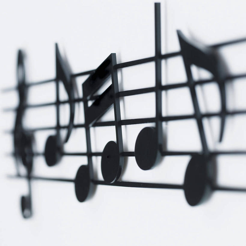 无人,竖图,室内,特写,白天,白色背景,正面,静物,书籍,阴影,朦胧,模糊,反射,影子,乐谱,五线谱,音乐,摄影,影棚,节拍,音符,符头,符干,符尾,乐章,彩图,影棚拍摄,拍摄