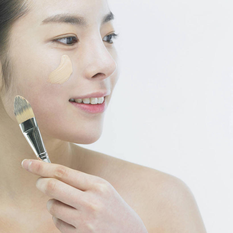 东方人,脸,头,脸颊,脖子,手,一个人,站,笑,微笑,露齿笑,方图,室内,特写,白天,白色背景,正面,亚洲,仅一个年轻女性,仅一个女性,仅一个人,握,阴影,反射,影子,扭头,注视,黄种人,裸露,肩膀,一个,化妆刷,刷子,观察,看,站着,转头,手部,握着,摄影,影棚,单个,观看,单手,察看,粉底刷,美容工具,关注,裸,彩妆刷,化妆工具,年轻女性,女人,女性,亚洲人,头部,脖,颈,颈部,脸部,脸蛋,面部,站立,半身,彩图,影棚拍摄,拍摄