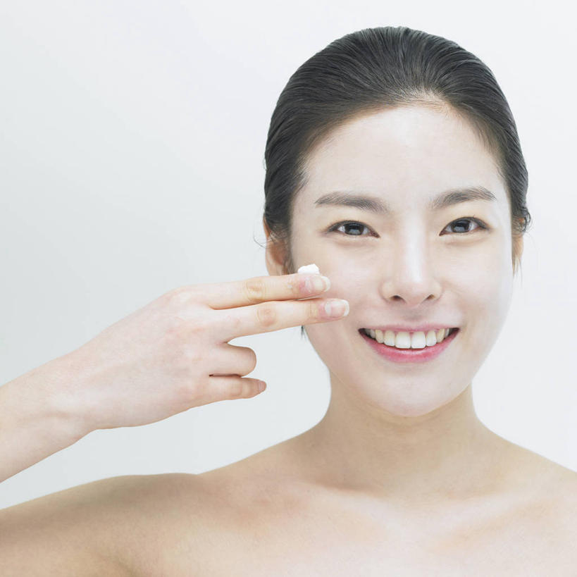 东方人,脸,头,脸颊,脖子,手,一个人,站,笑,微笑,露齿笑,方图,室内,特写,白天,白色背景,正面,化妆,美容,亚洲,仅一个年轻女性,仅一个女性,仅一个人,护肤,阴影,美白,反射,影子,注视,黄种人,裸露,肩膀,观察,看,站着,保养,享受,休闲,手部,面霜,放松,搭,保健,摄影,影棚,观看,保湿,单手,察看,滋润,乳液,护肤品,搭着,关注,裸,护肤用品,舒缓,养颜,控油,紧肤,嫩肤,抗衰,再生,增白,补水,祛斑,抗皱,防皱,除皱,去皱,年轻女性,女人,女性,亚洲人,头部,脖,颈,颈部,脸部,脸蛋,面部,站立,半身,彩图,影棚拍摄,拍摄