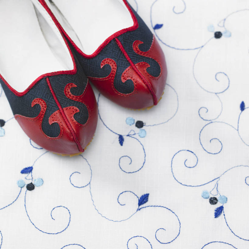 无人,方图,俯视,室内,特写,白天,静物,鞋子,一双,阴影,灰色背景,反射,影子,手工艺品,红色,摄影,影棚,布鞋,彩图,高角度拍摄,影棚拍摄,拍摄