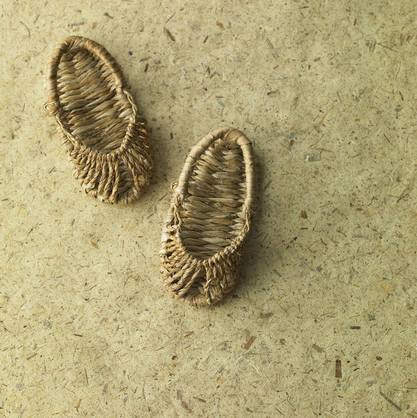 无人,竖图,俯视,室内,特写,白天,静物,鞋子,一双,阴影,反射,影子,摄影,草鞋,影棚,彩图,高角度拍摄,影棚拍摄,拍摄