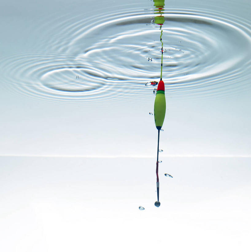 无人,竖图,室内,特写,白天,白色背景,仰视,水下,水,阴影,波纹,透明,反射,液体,影子,气泡,水滴,水底,涟漪,漩涡,水泡,水珠,食物,一个,绿色,水纹,泡泡,诱惑,摄影,影棚,单个,引导,勾引,圆弧,鱼饵,引诱,诱导,彩图,低角度拍摄,影棚拍摄,拍摄