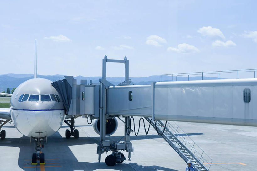 无人,机场,横图,室外,白天,正面,度假,美景,城市风光,城市,飞机,飞机场,阴影,光线,影子,景观,云,云朵,通道,桥,交通,云彩,娱乐,航空,蓝色,白色,白云,蓝天,天空,阳光,交通工具,天,享受,休闲,景色,放松,运输,一架,晴朗,客机,载具,廊桥,登机桥,航空站,空港,晴空,彩图