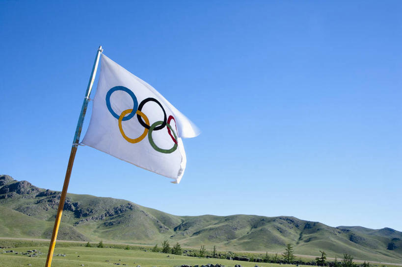 无人,横图,室外,白天,仰视,旅游,度假,草地,草坪,美景,山,山脉,植物,旗帜,五个,一面,许多,阴影,飘扬,光线,圆形,图形,影子,圆,景观,山峰,山峦,几何,娱乐,旗子,草,黄色,红色,蓝色,绿色,黑色,蓝天,天空,阳光,自然,群山,天,享受,休闲,景色,放松,晴朗,飘逸,数学,自然风光,飞扬,万里无云,旗号,晴空,晴空万里,彩图,低角度拍摄,几何图形,平面图形,奥林匹克会旗,奥运五环旗