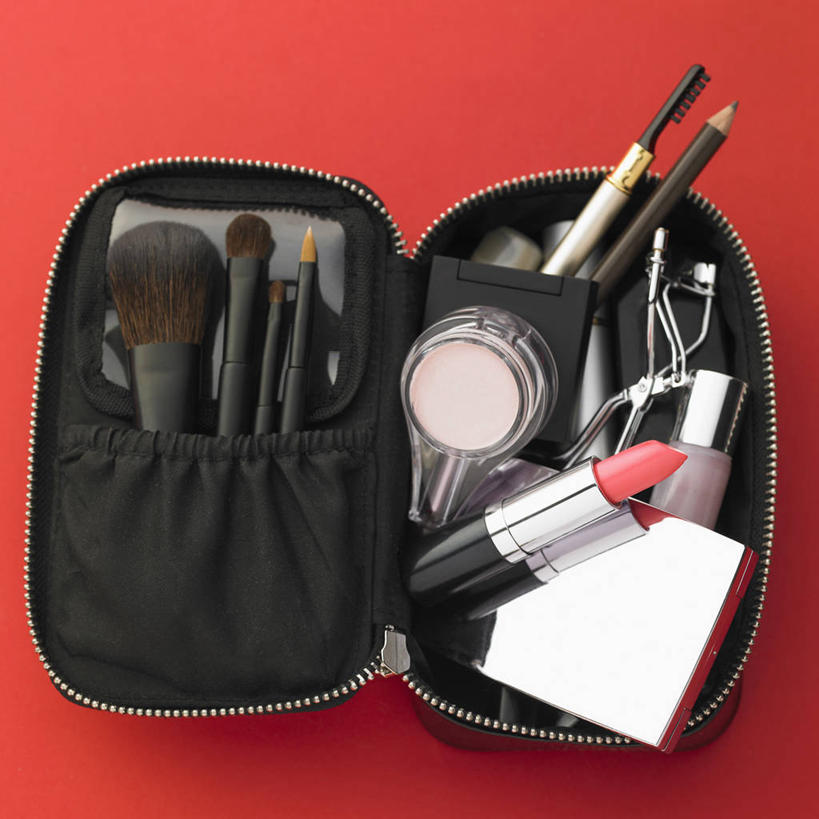 无人,方图,俯视,室内,特写,白天,化妆,美容,时尚,静物,一把,阴影,红色背景,反射,包,粉饼,影子,唇膏,化妆品,化妆刷,刷子,口红,睫毛夹,摄影,影棚,化妆包,修饰,美容工具,护肤品,化妆用品,护肤用品,遮盖,彩妆刷,化妆工具,吸脂,蜜粉刷,提包,唇棒,彩图,高角度拍摄,影棚拍摄,拍摄,防晒