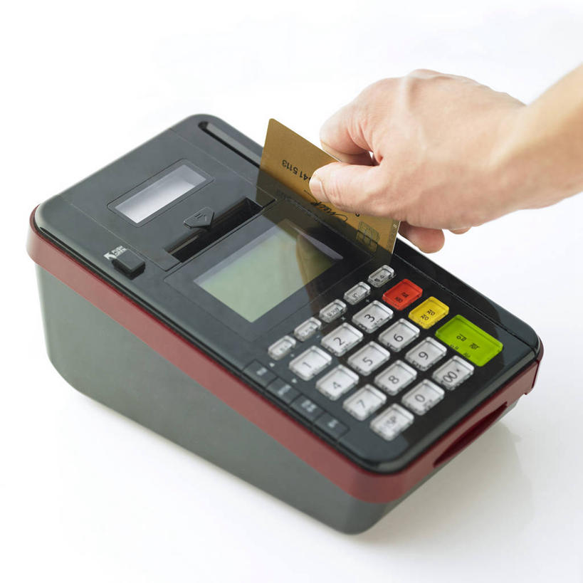 东方人,手,一个人,方图,俯视,室内,特写,白天,白色背景,信用卡,机器,亚洲,仅一个男性,仅一个人,一张,握,阴影,反射,影子,拿,拿着,黄种人,仅一个年轻男性,手部,机械,卡,握着,储蓄卡,摄影,影棚,单手,刷卡机,银行卡,男人,男性,年轻男性,亚洲人,半身,彩图,高角度拍摄,影棚拍摄,拍摄