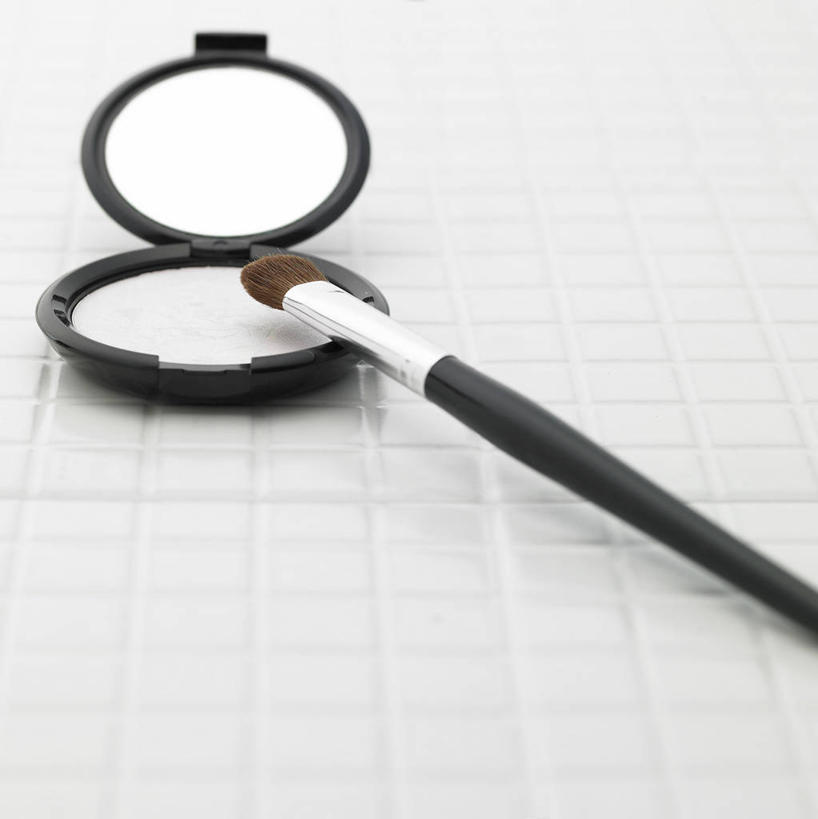 无人,竖图,室内,特写,白天,白色背景,正面,化妆,美容,镜子,静物,一把,阴影,反射,影子,化妆刷,刷子,摄影,影棚,眼影刷,镜像,美容工具,镜面,彩妆刷,化妆工具,光学,手镜,彩图,影棚拍摄,拍摄