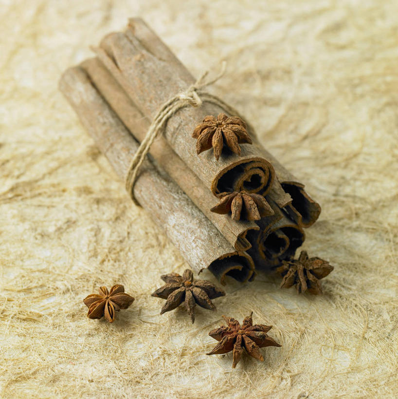 无人,竖图,俯视,室内,特写,白天,餐桌,桌子,许多,阴影,反射,影子,调味,香料,佐料,褐色,肉桂,很多,绳子,茴香,餐台,绳索,八角,八角茴香,大茴香,配料,绑扎,桂皮,八月珠,舶茴香,大料,作料,官桂,牡桂,筒桂,香桂,玉桂,彩图,高角度拍摄