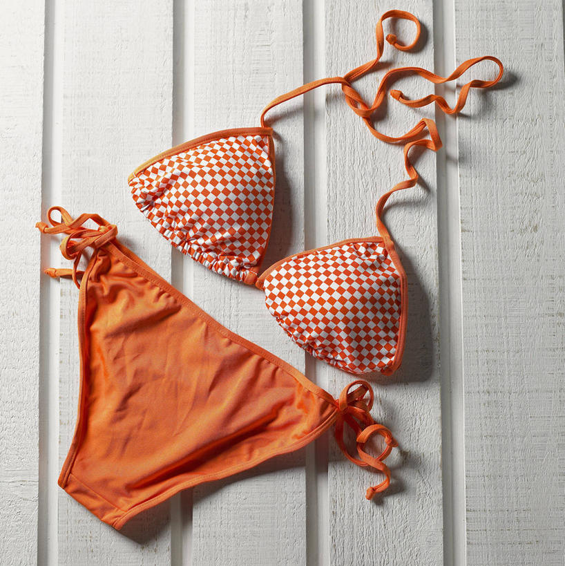 无人,竖图,俯视,室内,特写,白天,泳装,比基尼,静物,阴影,反射,影子,橙色,摄影,影棚,彩图,高角度拍摄,影棚拍摄,三点式,泳衣,拍摄