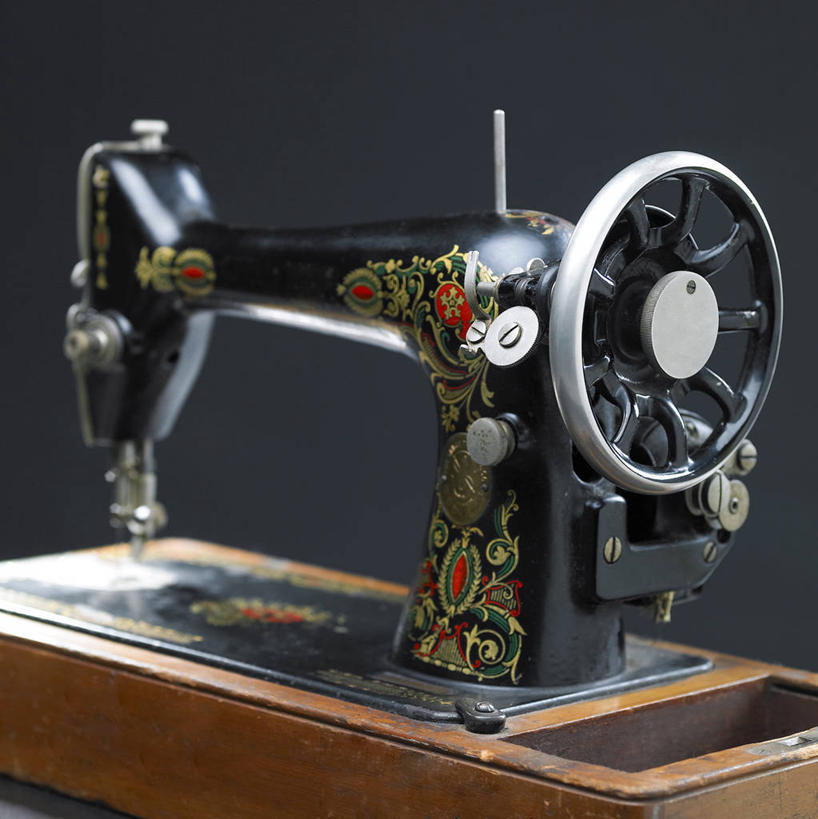 无人,竖图,室内,特写,白天,正面,桌面,桌子,静物,连接,阴影,灰色背景,组合,反射,影子,缝纫机,摄影,影棚,缝纫,链接,一台,装订,拼接,杠杆,拼凑,拼合,凑集,聚合,撮合,链结,缝合,彩图,影棚拍摄,拍摄