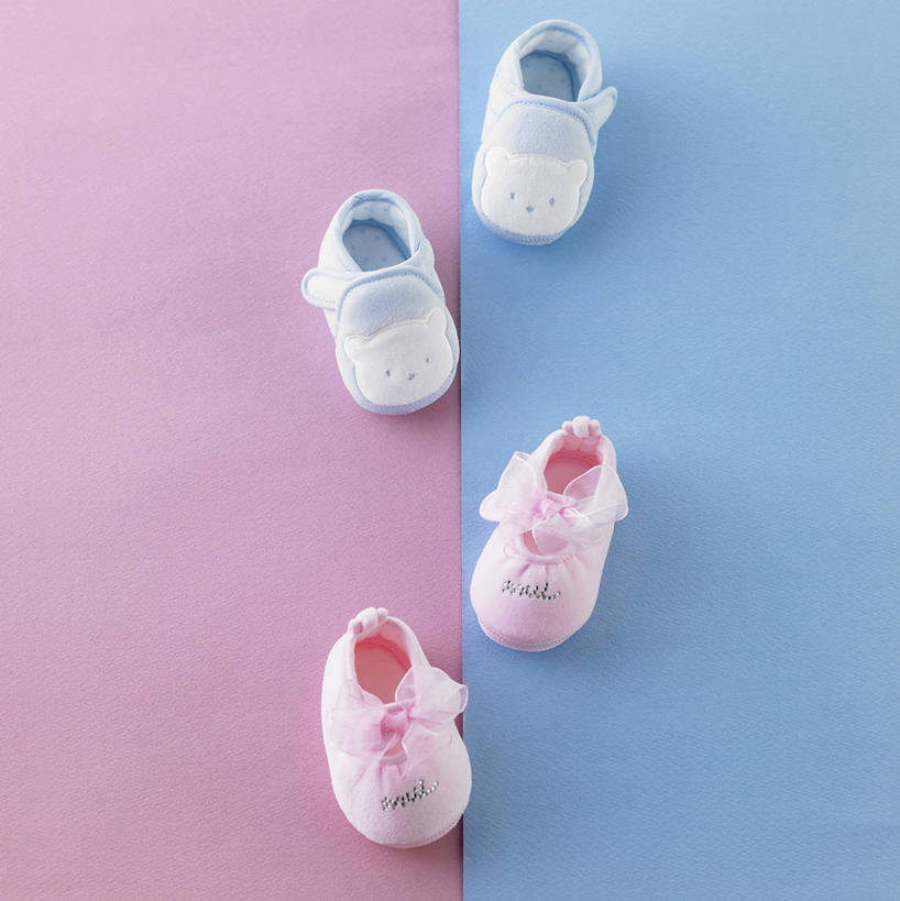 无人,竖图,俯视,室内,特写,白天,静物,鞋子,纺织品,四只,阴影,反射,布,影子,蕾丝,织物,两双,粉色,蓝色,婴儿鞋,休闲鞋,布匹,彩图,高角度拍摄,镂空织物