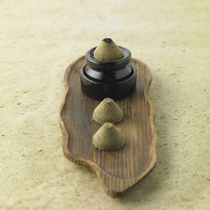 无人,竖图,俯视,室内,特写,白天,蜡烛,托盘,阴影,节日,反射,医学,影子,烟雾,燃烧,文化,佛香,香火,香烛,祈祷,健康,治疗,许愿,保健,宗教,信仰,烧香,纪念,经络,祈求,医疗,穴位,中国文化,针灸,调和,中医,医治,疏通,灸法,针法,中医学,平安,彩图,高角度拍摄,传统文化