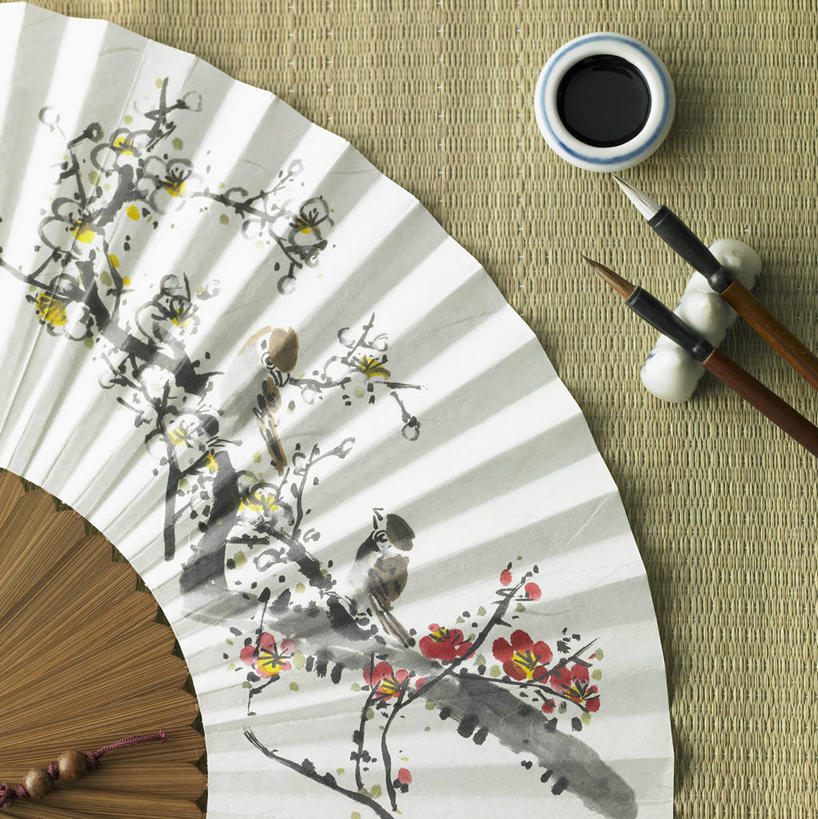 无人,竖图,俯视,室内,特写,白天,绘画,静物,一把,阴影,艺术,盛开,反射,笔,毛笔,墨水,扇子,影子,折扇,纸扇,枝条,办公用品,古典,清凉,花蕾,凉爽,文化,文具,花,花瓣,花朵,鲜花,树枝,学习用品,工艺品,花苞,花蕊,品味,墨,墨汁,文具用品,美术,高雅,文房四宝,国画,水墨画,美学,撒扇,水墨,虬枝,枝杈,彩图,高角度拍摄,传统文化