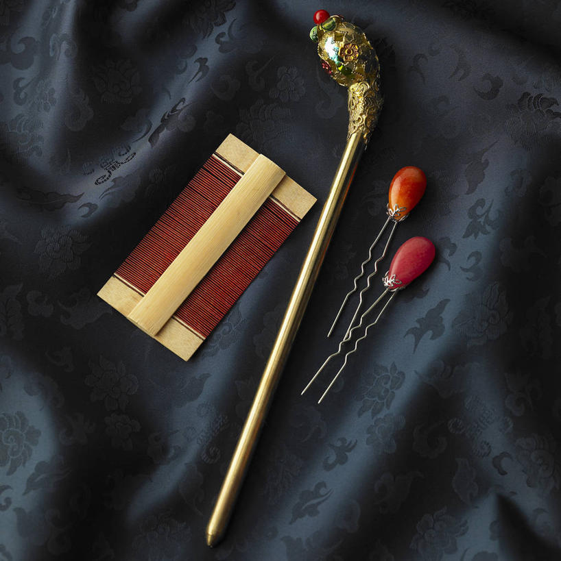 无人,竖图,俯视,室内,特写,白天,静物,一把,阴影,花纹,装饰,反射,布,头饰,图案,影子,三把,布纹,梳子,发簪,发饰,饰品,日用品,华丽,修饰,布匹,点缀,配饰,美发用品,衬托,美观,雅致,雅观,簪子,彩图,高角度拍摄