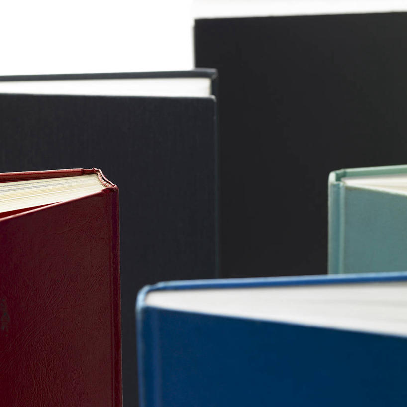 无人,竖图,室内,特写,白天,白色背景,正面,静物,书籍,阴影,反射,影子,五本,红色,蓝色,绿色,黑色,书本,摄影,影棚,书,图书,彩图,影棚拍摄,拍摄