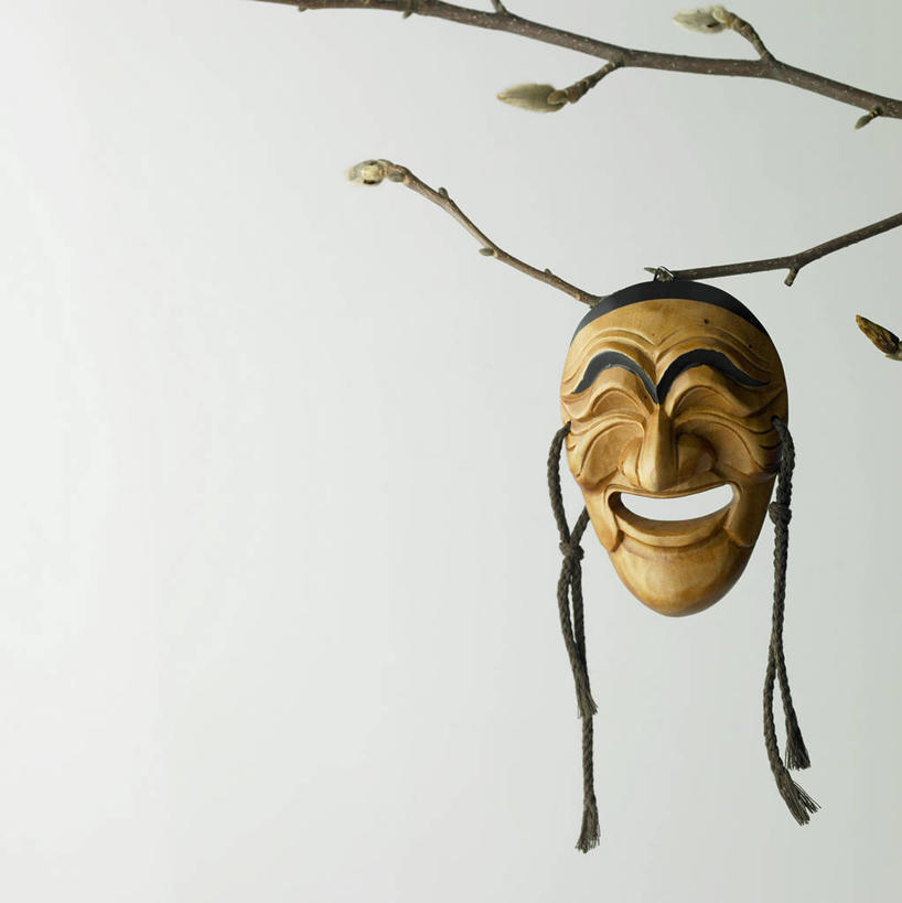 无人,竖图,室内,特写,白天,正面,工艺美术品,吊挂,悬挂,灰色背景,艺术,木制,面具,枝条,艺术品,挂,树枝,木制品,工艺品,摄影,影棚,工艺,美术,虬枝,枝杈,彩图,影棚拍摄,拍摄