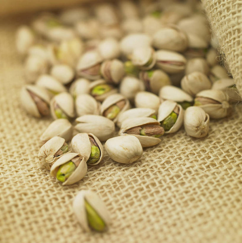 无人,竖图,俯视,室内,特写,白天,纺织品,一堆,许多,阴影,堆叠,堆积,朦胧,模糊,反射,布,影子,坚果,织物,很多,干果,堆,无名子,开心果,麻布,胡棒子,绿仁果,彩图,高角度拍摄