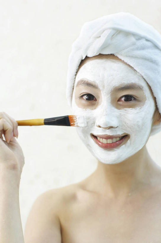 东方人,脸,头,脸颊,脖子,手,一个人,站,笑,微笑,露齿笑,竖图,室内,特写,白天,白色背景,正面,化妆,美容,亚洲,仅一个年轻女性,仅一个女性,仅一个人,一把,护肤,握,阴影,美白,反射,包裹,纺织物,影子,注视,黄种人,肩膀,化妆品,化妆刷,刷子,毛巾,观察,看,清洁,站着,保养,享受,休闲,手部,面膜,放松,去角质,握着,保健,摄影,影棚,观看,保湿,保暖,单手,察看,滋润,美容工具,护肤品,化妆用品,关注,去死皮,护肤用品,舒缓,透气,养颜,防水,化妆工具,膏状,膏状面膜,去污,控油,紧肤,嫩肤,祛痘,去痘,祛角质,抗衰,再生,增白,补水,祛斑,抗皱,防皱,除皱,去皱,储水,耐磨,吸水,年轻女性,女人,女性,亚洲人,头部,脖,颈,颈部,脸部,脸蛋,面部,站立,半身,彩图,影棚拍摄,拍摄,面膜刷