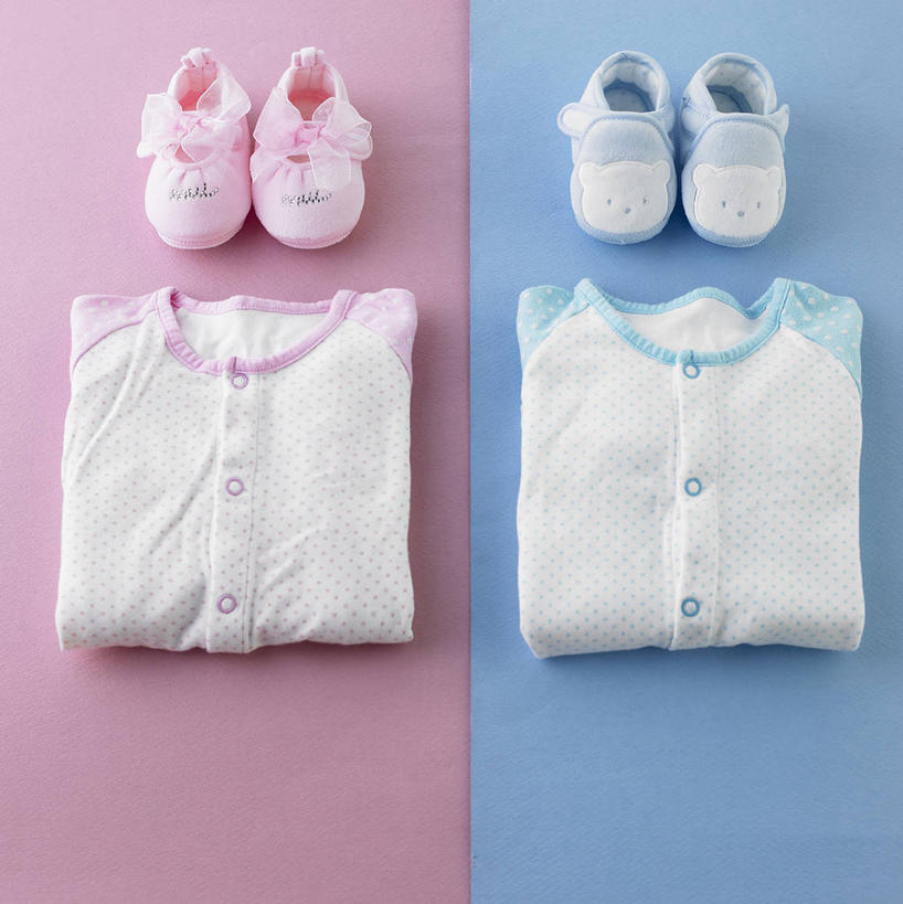 无人,竖图,俯视,室内,特写,白天,婴儿服装,静物,鞋子,阴影,装饰,反射,丝绸,丝带,影子,缎带,两双,绸带,粉色,蓝色,蝴蝶结,婴儿鞋,比较,摄影,影棚,对比,休闲鞋,华丽,修饰,点缀,对照,衬托,美观,雅致,雅观,两套,比拟,比照,彩图,高角度拍摄,影棚拍摄,婴儿服,拍摄