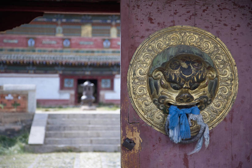 无人,家,栏杆,横图,室外,特写,白天,正面,草地,草坪,植物,楼梯,门,建筑,哺乳动物,野生动物,狮子,金属制品,阴影,朦胧,模糊,装饰,光线,金属,扶手,瓦片,香炉,影子,房屋,阶梯,墙,屋子,瓦,护栏,楼房,墙壁,墙面,台阶,住宅,草,一个,绿色,阳光,动物,把手,门把手,门框,祈祷,金色,许愿,宗教,建造,信仰,单个,华丽,修饰,祈求,门把,祭奠,祭祀,点缀,祭坛,凶猛,屋瓦,衬托,美观,雅致,雅观,敬拜,残暴,凶残,拉手,彩图,房子