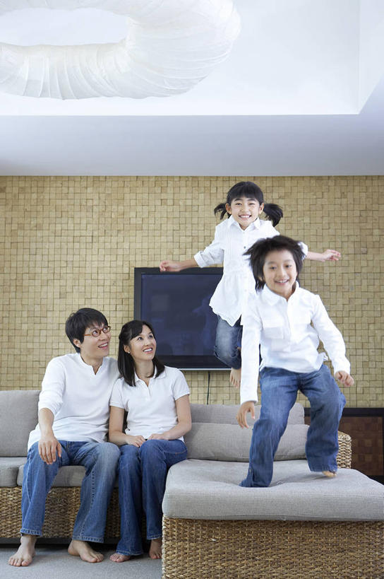 东方人,儿童,中年人,四个人,家庭,夫妻,母亲,父亲,女儿,儿子,客厅,坐,跳,笑,微笑,露齿笑,竖图,室内,白天,正面,T恤衫,爱情,纯洁,沙发,电视,亚洲,一副,阴影,服装,裤子,反射,眼镜,影子,墙,半空,浪漫,T恤,注视,牛仔裤,休闲装,黄种人,墙壁,墙面,小孩,衣服,黄色,白色,观察,看,靠,靠着,倚靠,休闲,温暖,温馨,父女,父子,母女,母子,一家人,休闲服,恩爱,父爱,可爱,母爱,童年,童趣,恋人,服饰,观看,一台,和睦,察看,起居室,倚着,关注,彩电,近视眼镜,布艺沙发,童真,烂漫,无邪,彩色电视机,显像管屏,显像管屏幕,客堂,天真,男孩,男人,男性,女孩,女人,女性,中年男性,中年女性,亚洲人,孩子,夫妇,情侣,电视机,抬头,跳跃,仰头,坐着,彩图,全身,伴侣,融洽,男生,女生,数码电视,数字电视