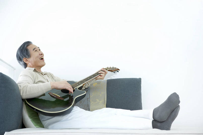东方人,一个人,客厅,坐,笑,交叉,微笑,露齿笑,横图,室内,白天,侧面,沙发,纺织品,亚洲,仅一个男性,仅一个人,一把,握,阴影,服装,反射,布,影子,吉他,乐器,弦乐器,织物,弹奏,拿,演奏,拿着,注视,休闲装,黄种人,袜子,衣服,灰色,观察,看,靠,靠着,倚靠,张嘴,仅一个老年男性,休闲,休闲服,握着,服饰,观看,布匹,察看,起居室,倚着,关注,弹拨弦鸣乐器,张大嘴巴,布艺沙发,尼龙,相交,交集,客堂,老年男性,男人,男性,亚洲人,张开嘴,抬头,仰头,坐着,彩图,全身,锦纶,耐纶,尼龙袜,弹拨弦乐器