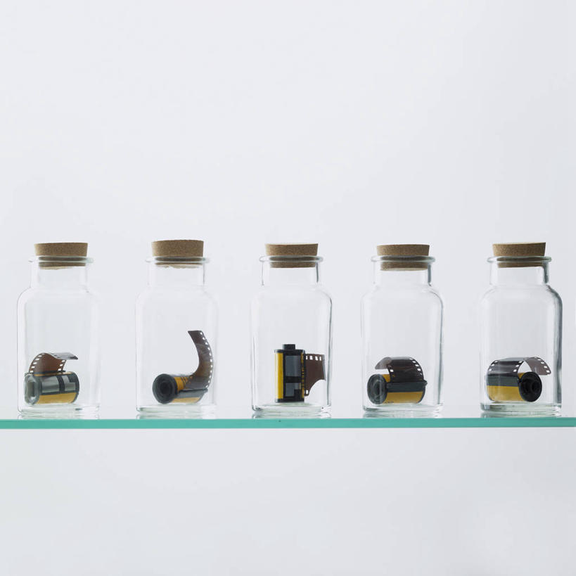 无人,方图,照片,室内,白天,白色背景,正面,静物,一排,许多,阴影,整齐,反射,罐子,木塞,影子,很多,玻璃制品,排列,玻璃瓶,瓶子,摄影,影棚,底片,队列,胶片,菲林,相片,彩图,影棚拍摄,拍摄,照相,胶卷