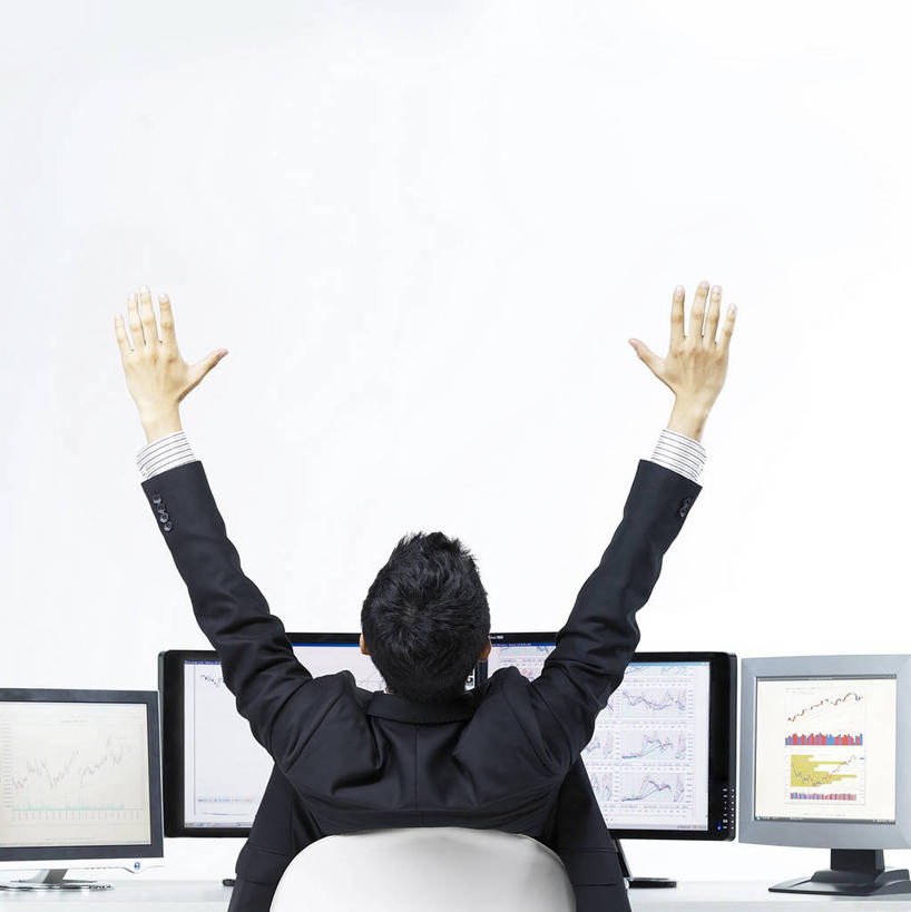 东方人,一个人,商务人士,商务男性,办公室,坐,举,竖图,室内,白天,白色背景,衬衫,电脑,显示器,鼠标,键盘,数据,家具,桌子,椅子,亚洲,仅一个男性,仅一个人,阴影,套装,反射,分析,曲线,网络,图表,影子,办公桌,表格,黄种人,输入设备,通讯设备,仅一个年轻男性,背面,托,台式电脑,K线图,摄影,影棚,统计,折线,指标,销售,通信设备,目标,商务装,业绩,柱状图,折线图,工薪阶层,输出设备,办公家具,四台,K线,蜡烛图,男人,男性,年轻男性,亚洲人,白领,上班族,举起,举手,举着,抬头,向上举,向上伸,向上托,仰头,坐着,半身,彩图,影棚拍摄,衬衣,拍摄,长条图,条图,条状图