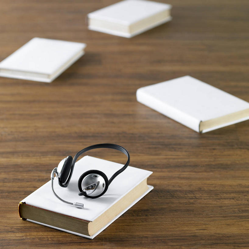 无人,竖图,俯视,室内,特写,白天,静物,书籍,阴影,朦胧,模糊,反射,影子,四本,一个,耳机,耳麦,话筒,书本,摄影,影棚,单个,麦克风,头戴式耳麦,扩音器,传声器,微音器,书,图书,彩图,高角度拍摄,影棚拍摄,拍摄,头戴式耳机