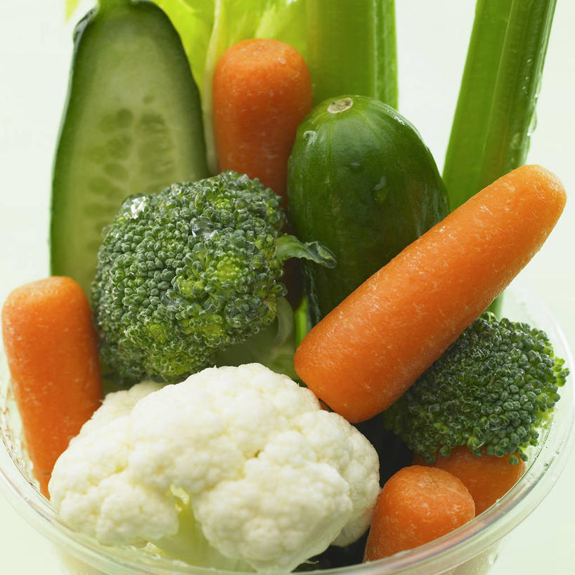 无人,竖图,俯视,室内,特写,白天,白色背景,萝卜,胡萝卜,黄瓜,芦笋,蔬菜,杯子,阴影,朦胧,模糊,新鲜,反射,影子,塑料,花菜,花椰菜,西兰花,食品,菜花,食物,塑料制品,摄影,有机食品,绿色食品,影棚,塑料杯,椰菜花,黄萝卜,番萝卜,甘蓝花,猪尾巴,药鸡豆子,石刁柏,青瓜,蚂蚁杆,龙须菜,狼尾巴根,胡瓜,红萝卜,甘荀,彩图,高角度拍摄,影棚拍摄,拍摄,丁香萝卜,胡芦菔金,金笋,绿菜花,绿花菜,青花菜,蔬菜皇冠