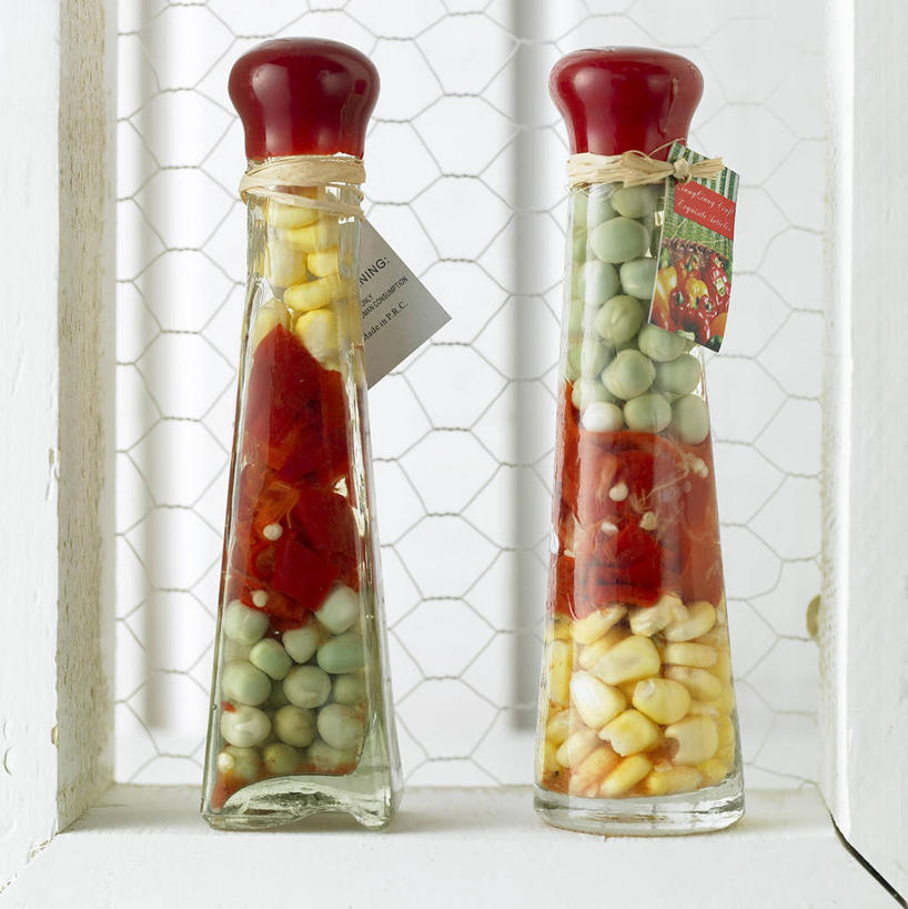 无人,竖图,室内,特写,白天,正面,植物,窗户,豆,蔬菜,一堆,许多,阴影,堆叠,堆积,新鲜,反射,影子,豆类,豆子,食品,很多,调味瓶,玻璃窗,窗台,玻璃制品,食物,两个,玻璃瓶,瓶子,有机食品,绿色食品,堆,豆科,彩图