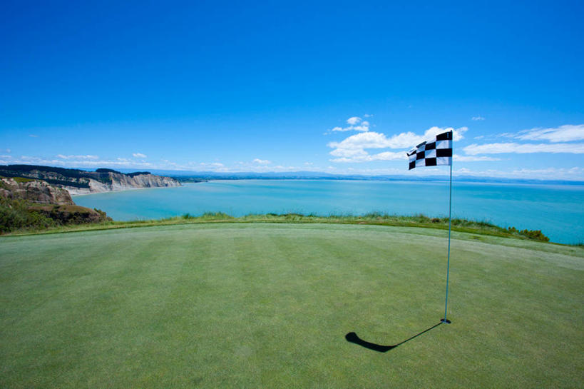 无人,横图,室外,白天,正面,旅游,度假,草地,草坪,海浪,海洋,美景,植物,旗帜,一面,阴影,漂浮,飘扬,光线,方格,格子,影子,景观,浪花,云,云朵,球场,飘落,云彩,娱乐,旗子,高尔夫球场,草,蓝色,绿色,白色,黑色,白云,蓝天,天空,阳光,自然,海水,天,享受,休闲,景色,放松,晴朗,下沉,自然风光,降落,绿茵场,赛结旗,海景,方格旗,旌旗,旗号,飘零,大海,风浪,海,海水的波动,近岸浪,涌浪,晴空,彩图