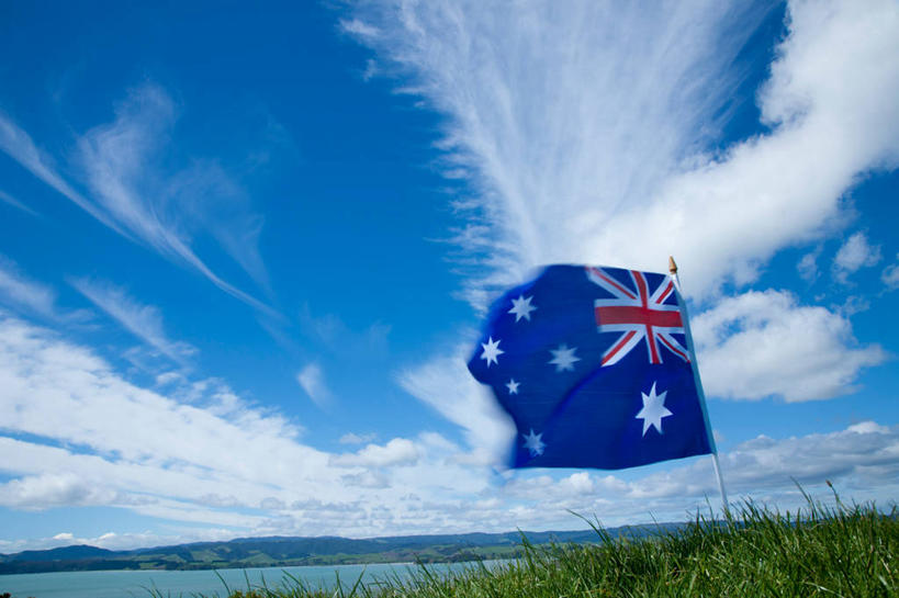 无人,横图,室外,白天,仰视,旅游,度假,草地,草坪,美景,植物,旗帜,国旗,一面,阴影,朦胧,模糊,漂浮,飘扬,光线,影子,景观,云,星星,云朵,飘落,云彩,娱乐,草,红色,蓝色,绿色,白色,白云,蓝天,天空,阳光,自然,英国国旗,天,享受,休闲,星形,景色,放松,晴朗,下沉,米字旗,自然风光,降落,飘零,旗,晴空,彩图,低角度拍摄,澳大利亚国旗