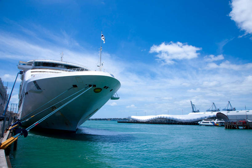 无人,码头,横图,室外,白天,仰视,度假,海浪,海洋,美景,城市风光,城市,港口,船,一艘,阴影,波纹,飞溅,溅,光线,液体,影子,景观,浪花,水滴,云,云朵,云彩,娱乐,游轮,游船,水珠,蓝色,白云,蓝天,水纹,天空,阳光,海水,绳子,船尾波,交通工具,邮轮,波浪,天,享受,休闲,景色,放松,军港,晴朗,绳索,喷洒,载具,缆绳,海景,旅游船,大海,风浪,海,海水的波动,近岸浪,涌浪,晴空,彩图,低角度拍摄,摆渡口,埠头,渡口,渡头,港湾,海港,口岸,商港