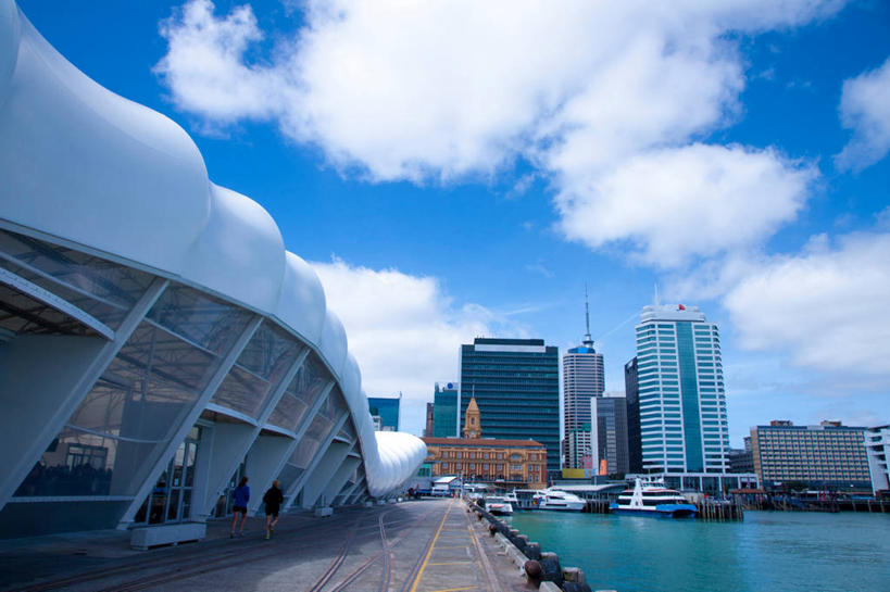 西方人,两个人,家,高楼大厦,栏杆,码头,跑,横图,室外,白天,仰视,运动服,运动鞋,锻炼,度假,运动,美景,窗户,城市风光,城市,大厦,港口,建筑,轮船,摩天大楼,船,鞋子,欧洲,欧洲人,一排,行人,游客,游人,阴影,波纹,飞溅,服装,裤子,整齐,并列,并排,溅,光线,木板,液体,影子,房屋,墙,屋子,景观,水滴,云,云朵,围栏,桥,木桥,两艘,云彩,娱乐,运动裤,护栏,楼房,路人,旅客,玻璃窗,墙壁,墙面,住宅,栈桥,水珠,排列,衣服,蓝色,白色,白云,蓝天,水纹,天空,阳光,船尾波,交通工具,波浪,天,享受,休闲,景色,放松,服饰,晴朗,人行桥,木板桥,休闲鞋,衣着,穿着,队列,喷洒,载具,平行,游艇码头,衣饰,雨篷,过客,体育,年轻女性,女人,女性,白种人,晴空,跑步,彩图,低角度拍摄,全身,健身,房子,摆渡口,埠头,大楼,渡口,渡头,港湾,高层建筑,高楼,海港,口岸,摩天楼,运动装