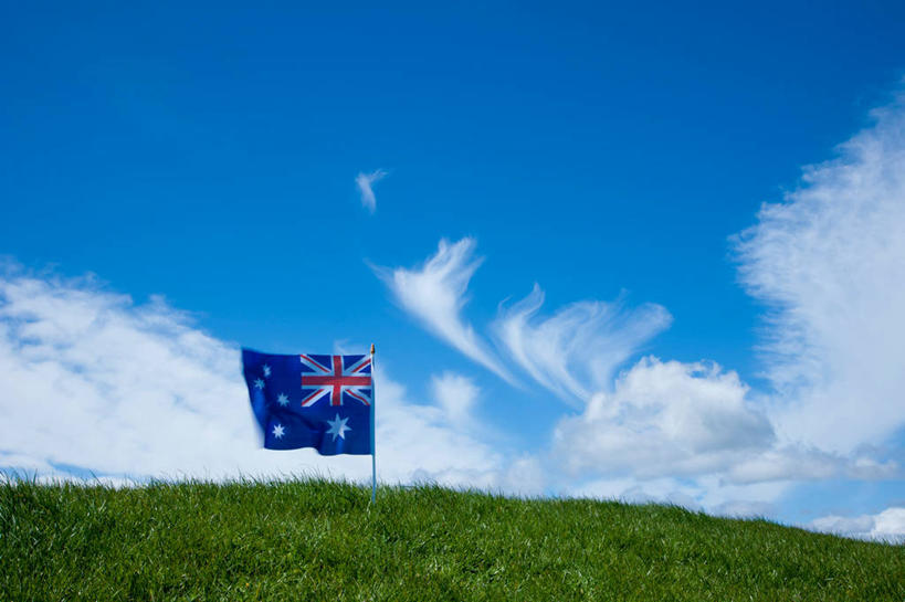 无人,横图,室外,白天,仰视,旅游,度假,草地,草坪,美景,植物,旗帜,国旗,一面,阴影,漂浮,飘扬,光线,影子,景观,云,星星,云朵,飘落,云彩,娱乐,草,红色,蓝色,绿色,白色,白云,蓝天,天空,阳光,自然,英国国旗,天,享受,休闲,星形,景色,放松,晴朗,下沉,米字旗,自然风光,降落,飘零,旗,晴空,彩图,低角度拍摄,澳大利亚国旗