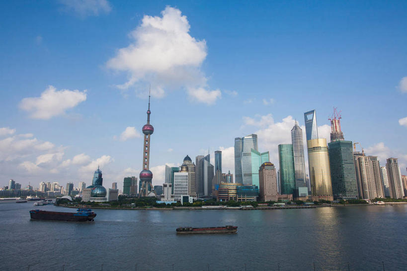 无人,高楼大厦,横图,全景,室外,白天,仰视,度假,河流,美景,水,天际线,城市风光,标志建筑,城市,大厦,地标,建筑,轮船,摩天大楼,船,上海,中国,亚洲,阴影,波纹,飞溅,溅,光线,液体,影子,河水,景观,水滴,水流,云,云朵,建筑群,塔,两艘,云彩,娱乐,建设,东方明珠,金茂大厦,浦东,水珠,蓝色,白云,蓝天,水纹,天空,阳光,船尾波,交通工具,波浪,天,享受,休闲,景色,放松,环球金融中心,晴朗,申,喷洒,载具,电视塔,金融中心,陆家嘴,陆家嘴金融贸易区,浦东新区,上海环球金融中心,东亚,东方明珠广播电视塔,东方明珠电视塔,上海市,中华人民共和国,沪,华东地区,金茂大楼,环球金融中心大厦,晴空,彩图,低角度拍摄,大楼,高层建筑,高楼,摩天楼,东方明珠塔