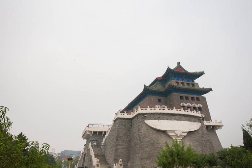 无人,栏杆,横图,室外,白天,仰视,旅游,度假,建材,名胜古迹,植物,楼梯,标志建筑,地标,建筑,北京,中国,亚洲,遗迹,材料,扶手,瓦片,砖,砖块,堡垒,城堡,阶梯,墙,屋顶,屋檐,乌云,云,阴天,云朵,首都,云彩,顶棚,古迹,文物,娱乐,建设,古建筑,护栏,檐,墙壁,墙面,台阶,树,树木,绿色,灰色,天空,自然,天,享受,休闲,砖头,旅游胜地,放松,建造,生长,成长,昏暗,阴沉,要塞,古文明,东亚,中华人民共和国,北京市,京,北平,华北地区,西城区,设防,石料,彩图,低角度拍摄,砌墙砖,大栅栏,大栅栏街