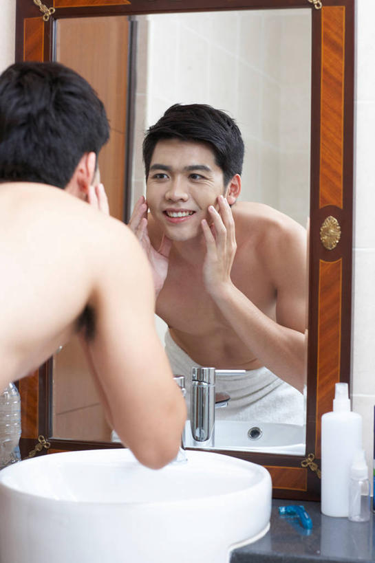 海鲜,东方人,一个人,站,竖图,室内,白天,镜子,卫生间,浴室,亚洲,仅一个男性,仅一个人,撑,阴影,反射,包裹,纺织物,水槽,水龙头,影子,墙,虾,托腮,注视,黄种人,水斗,水产,裸露,开关,海洋生物,墙壁,墙面,仅一个年轻男性,背面,白色,毛巾,打开,观察,看,清洁,托,站着,赤裸,观看,保暖,阀门,镜像,察看,撑着,开启,镜面,关注,托下巴,水生动物,海产品,裸,水生物,透气,海底动物,防水,水咀,储水,耐磨,吸水,双手托腮,男人,男性,年轻男性,亚洲人,淋浴房,站立,半身,彩图,冲凉房,沐浴间,沐浴室