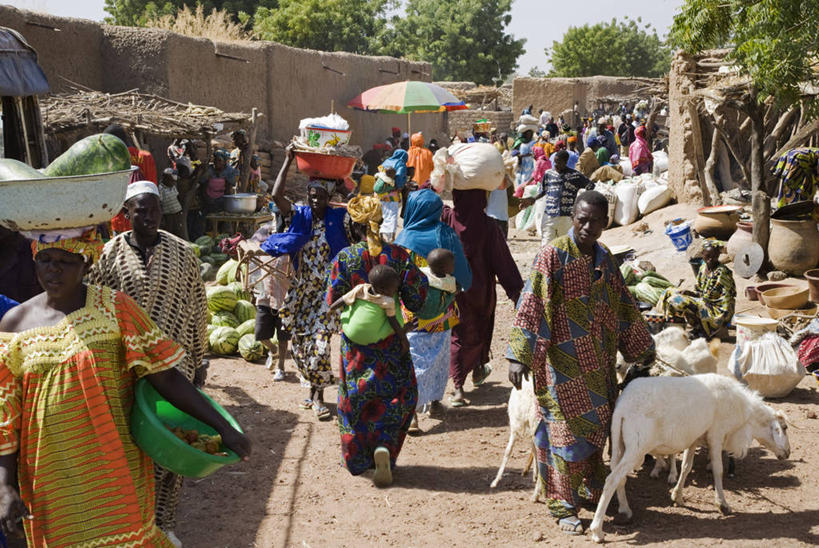 成年人,一个人,竖图,彩色,商务,消费,非洲,马里,仅一个女性,小贩,火炉,路边,食品,市场,首都,松饼,货摊,衣服,社区,摄影,五颜六色,色彩斑斓,五彩缤纷,贸易,五彩斑斓,阿非利加洲,巴马科,马里共和国,西非,五光十色,女人,烹调,彩图,传统文化