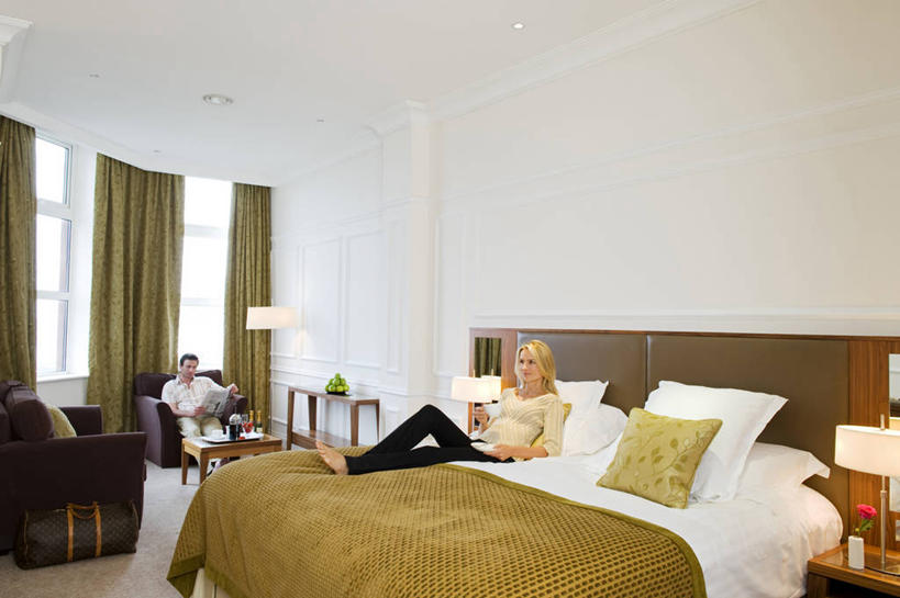 成年人,横图,室内,幸福,床,沙发,卧室,英国,北爱尔兰,双人床,浪漫,英格兰,灯,床头柜,放松,摄影,异性恋,男人,女人,彩图,爱,唐区,伴侣