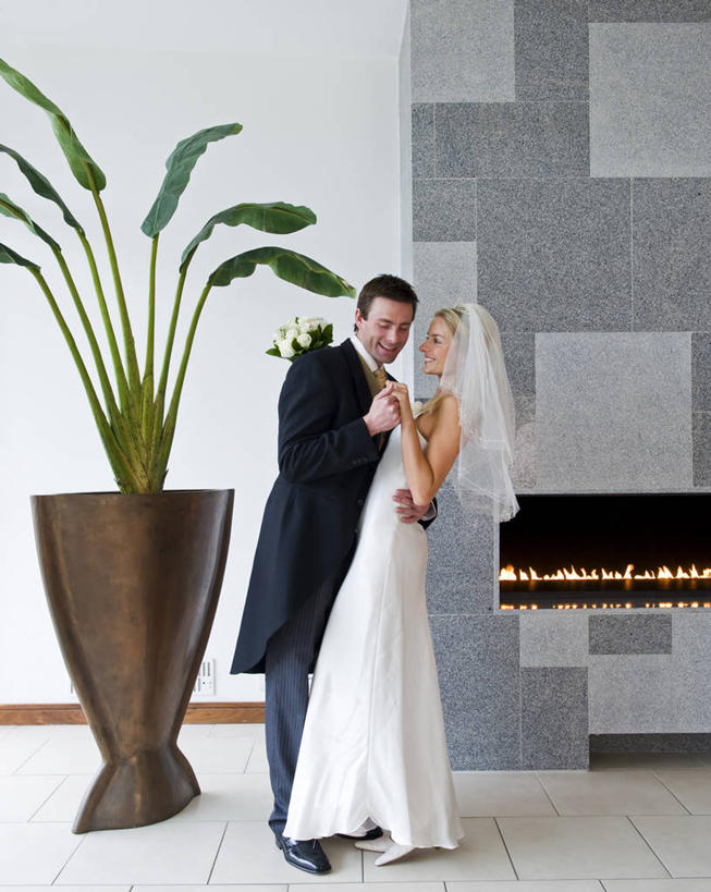 成年人,两个人,丈夫,妻子,新娘,新郎,微笑,竖图,室内,婚纱,婚礼,幸福,壁炉,火,英国,北爱尔兰,正装,浪漫,英格兰,花,花束,摄影,婚姻,异性恋,男人,男性,女人,女性,彩图,爱,唐区,伴侣